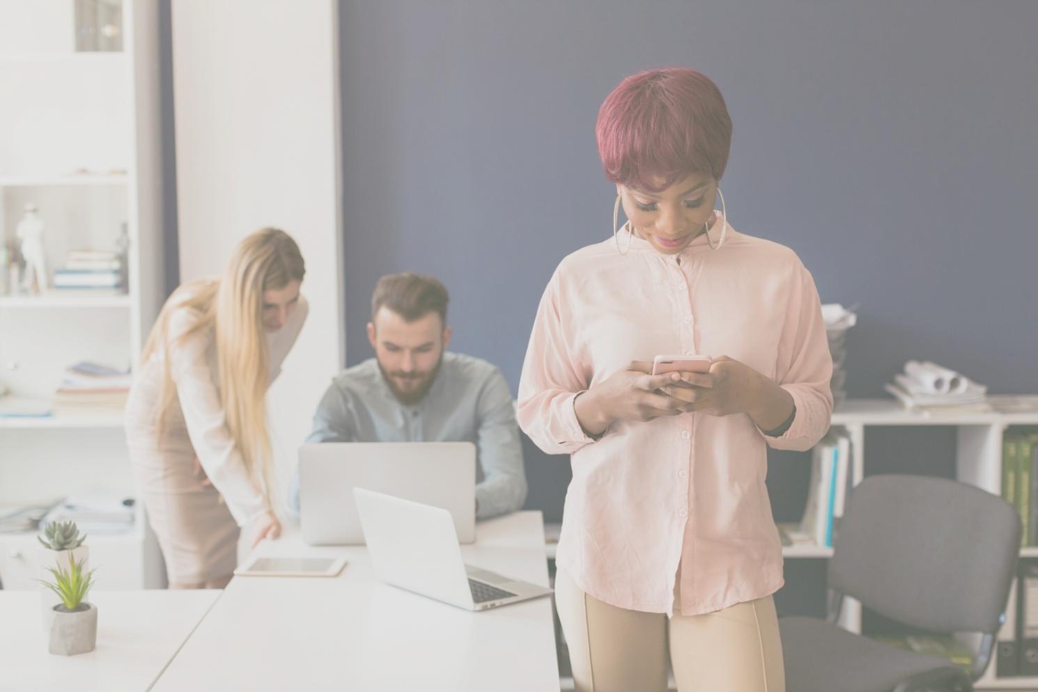 Estudiantes practicando análisis de tendencias con datos de mercado en vivo