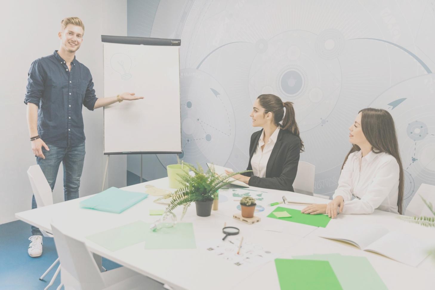 Equipo de analistas financieros trabajando en colaboración